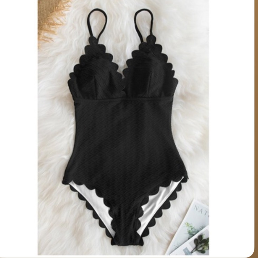 Cupshe One-Piece Scalloped Swimsuit